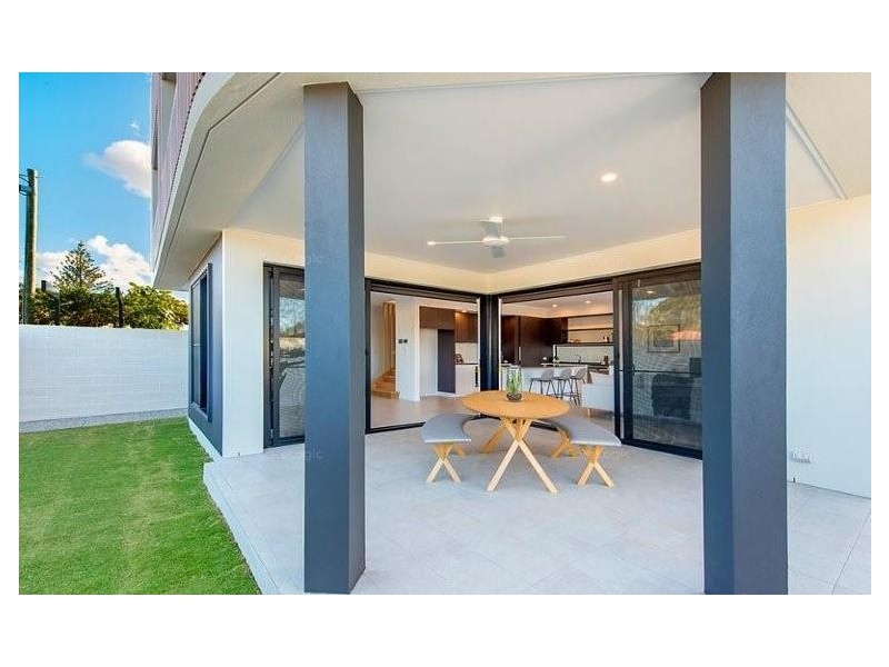 1/2 St Pauls Place, Isle Of Capri QLD 4217