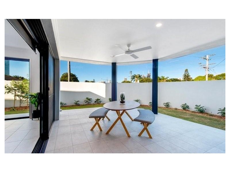 1/2 St Pauls Place, Isle Of Capri QLD 4217