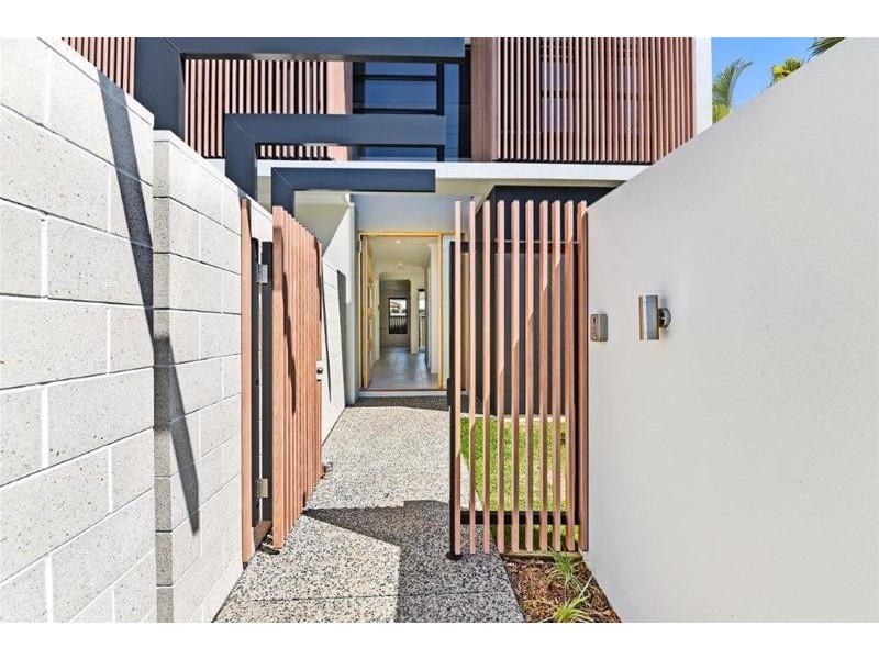 1/2 St Pauls Place, Isle Of Capri QLD 4217