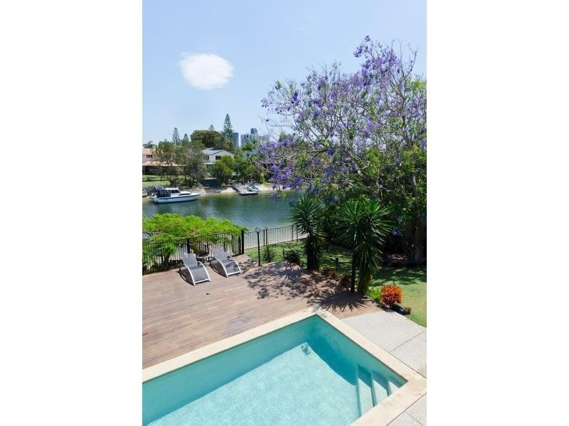 28 Gretel Drive, Mermaid Waters QLD 4218