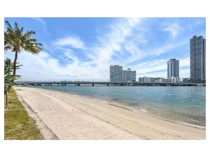 33 Rankin Parade, Main Beach QLD 4217