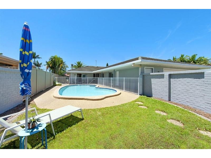 8 McIlwraith Avenue, Sorrento QLD 4217