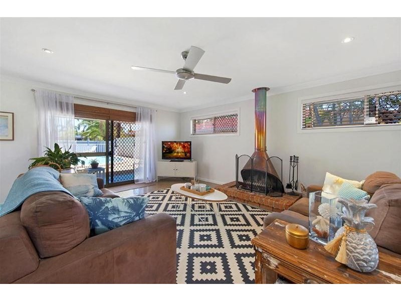 8 McIlwraith Avenue, Sorrento QLD 4217