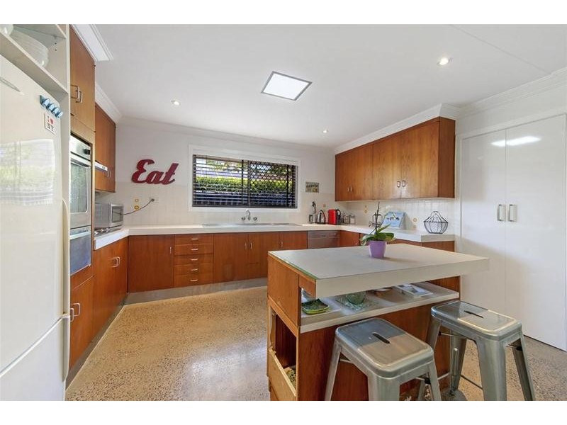 8 McIlwraith Avenue, Sorrento QLD 4217