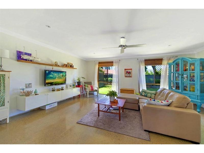 8 McIlwraith Avenue, Sorrento QLD 4217