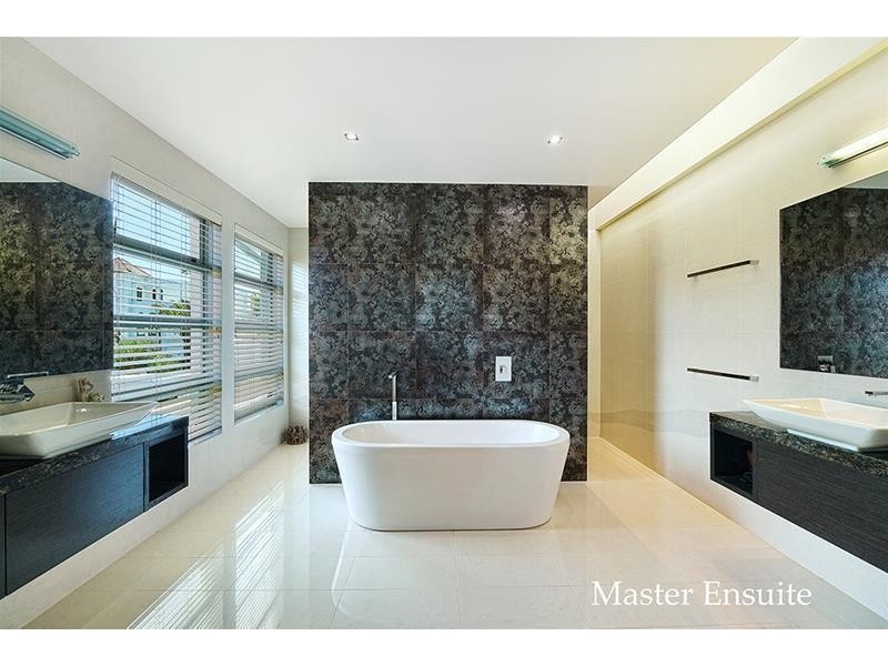 84 Commodore Drive, Paradise Waters QLD 4217