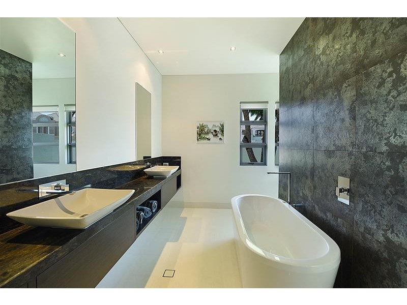 84 Commodore Drive, Paradise Waters QLD 4217