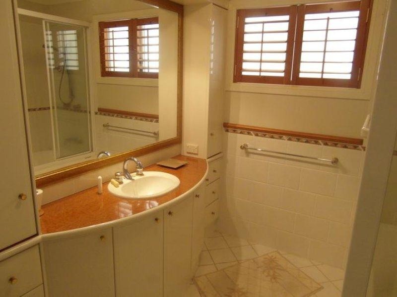 100 Cotlew Street East Road, Southport QLD 4215