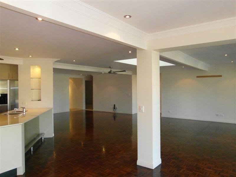30 Salerno Street, Isle Of Capri QLD 4217
