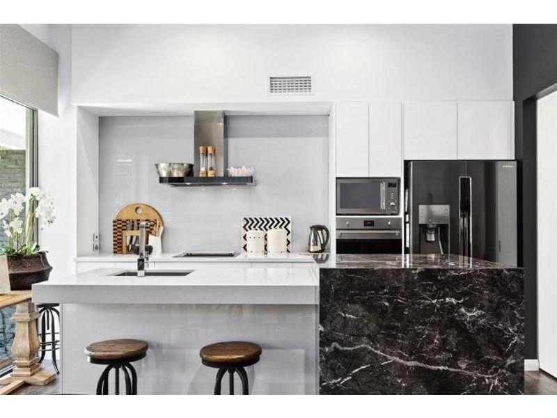 2/7 Heeb Street, Bundall QLD 4217