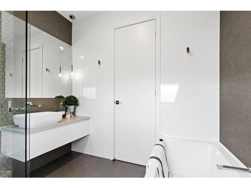 2/7 Heeb Street, Bundall QLD 4217