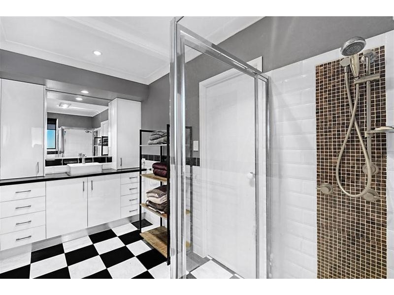 6 Ireby Court, Mermaid Waters QLD 4218