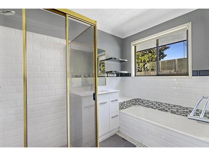 6 Ireby Court, Mermaid Waters QLD 4218