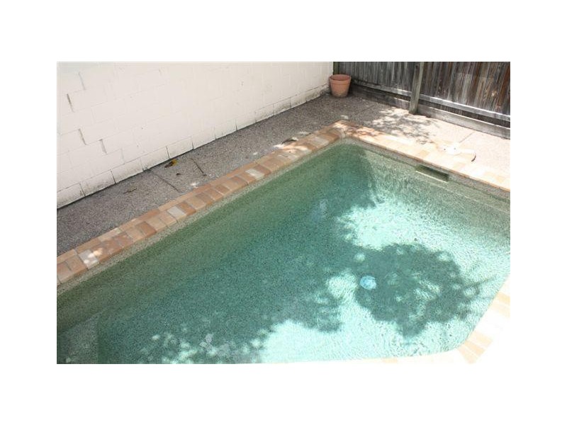 25 Darrambal Street, Chevron Island QLD 4217