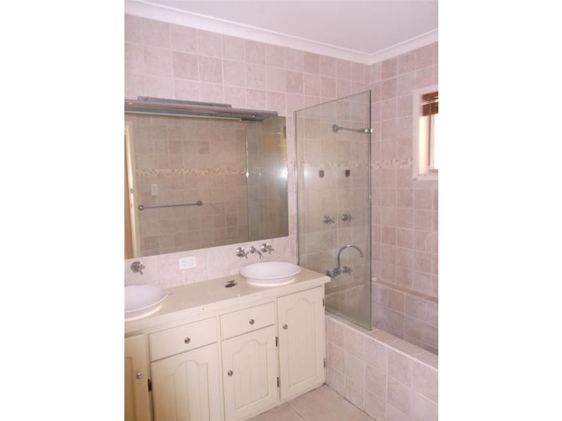 86 Kindra Avenue, Southport QLD 4215