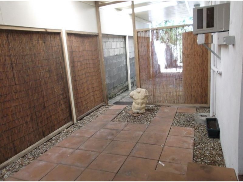 86 Kindra Avenue, Southport QLD 4215