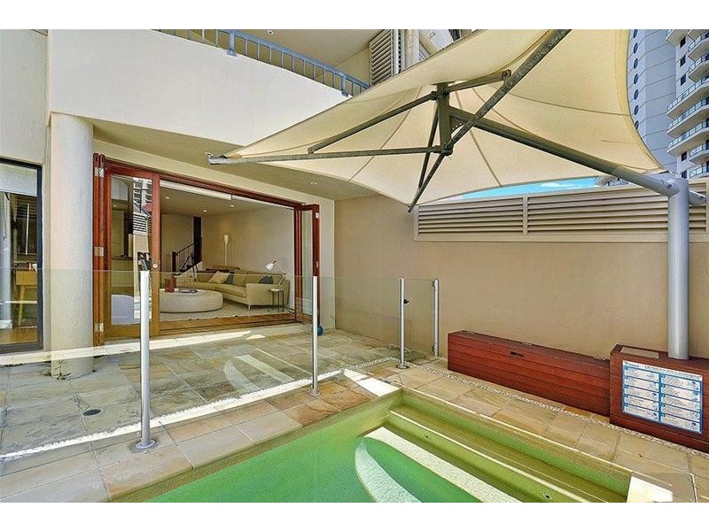 2/5 Mountbatten Avenue, Main Beach QLD 4217