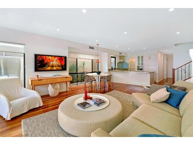 2/5 Mountbatten Avenue, Main Beach QLD 4217