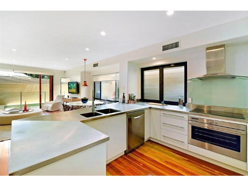 2/5 Mountbatten Avenue, Main Beach QLD 4217