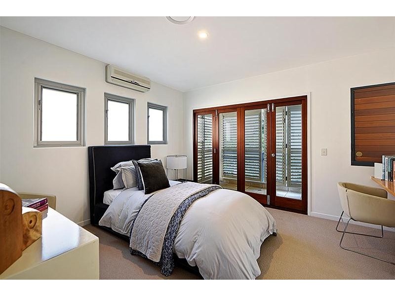 2/5 Mountbatten Avenue, Main Beach QLD 4217