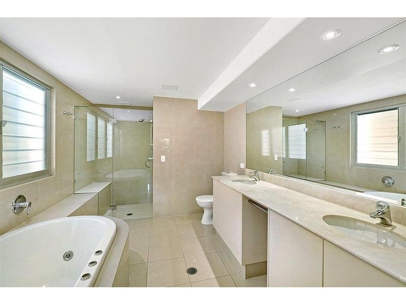 2/5 Mountbatten Avenue, Main Beach QLD 4217