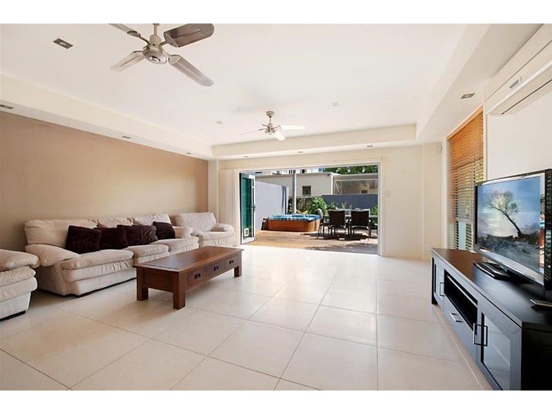 1/6 Anembo Street, Chevron Island QLD 4217