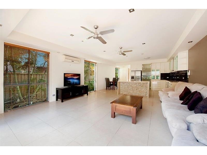 1/6 Anembo Street, Chevron Island QLD 4217