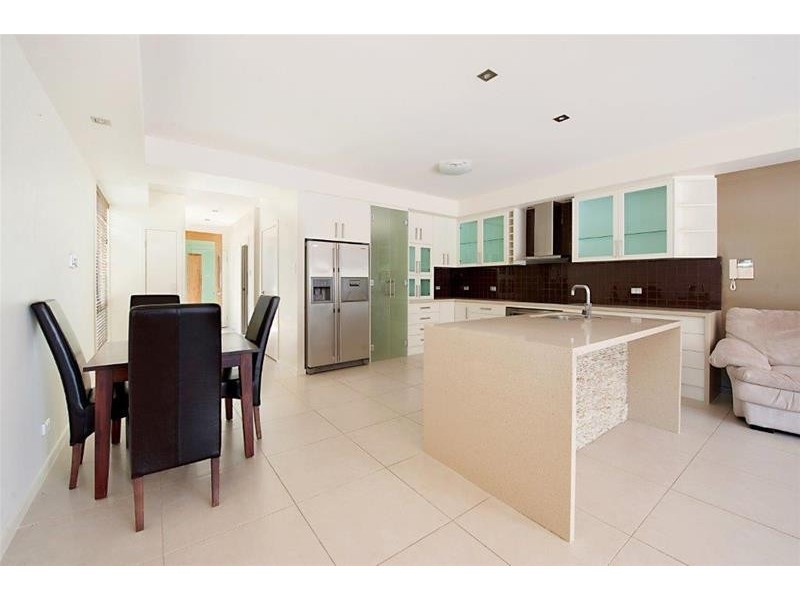 1/6 Anembo Street, Chevron Island QLD 4217