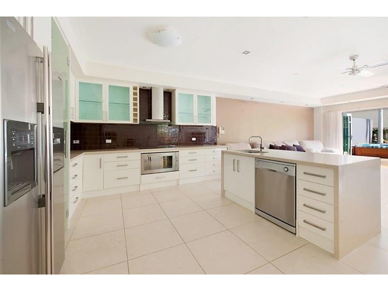 1/6 Anembo Street, Chevron Island QLD 4217