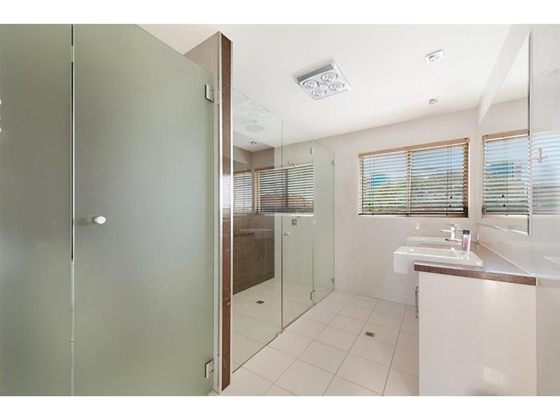 1/6 Anembo Street, Chevron Island QLD 4217