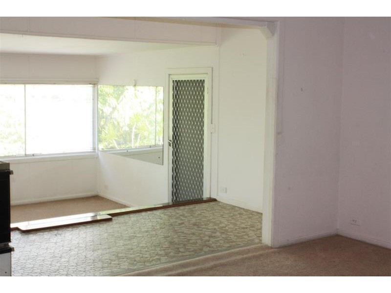 35 Tarcoola Crescent, Chevron Island QLD 4217