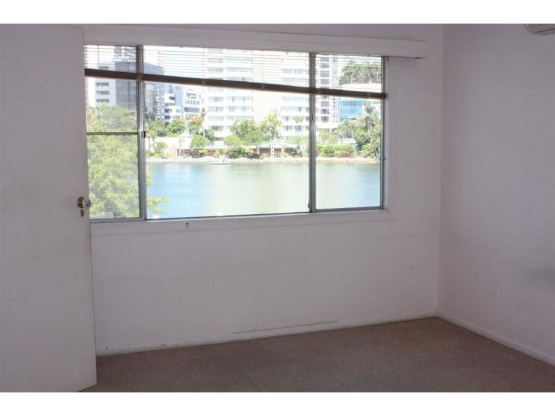 35 Tarcoola Crescent, Chevron Island QLD 4217