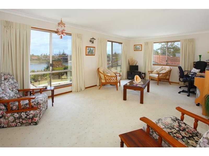 21 Boomerang Crescent, Isle of Sorrento, Sorrento QLD 4217