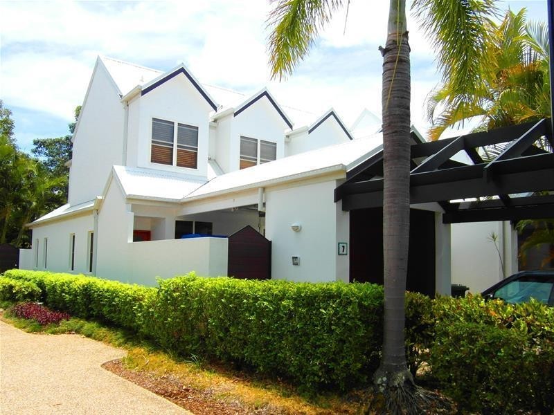 103 Salerno Street ‘Raffles on Capri’, Isle Of Capri QLD 4217