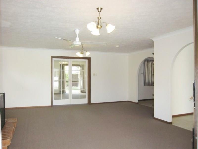 8 McIlwraith Avenue, Sorrento QLD 4217