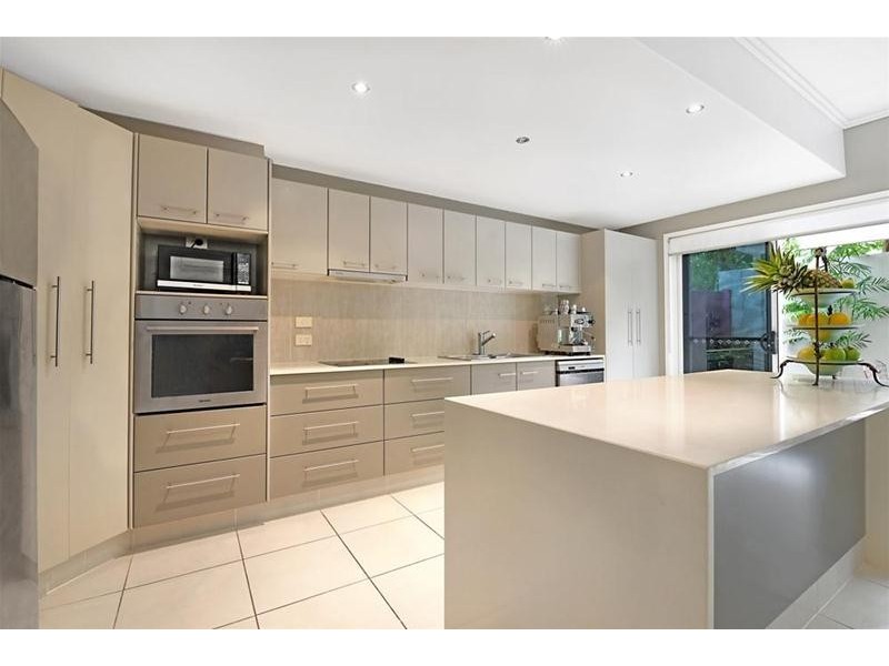 2/3 Sandown Avenue, Bundall QLD 4217