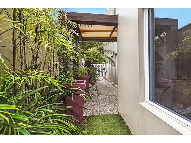 2/3 Sandown Avenue, Bundall QLD 4217