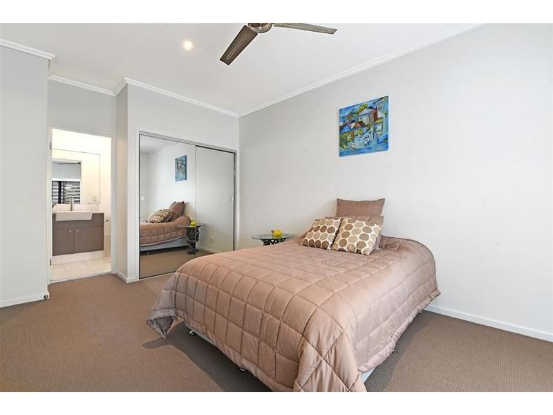 2/3 Sandown Avenue, Bundall QLD 4217