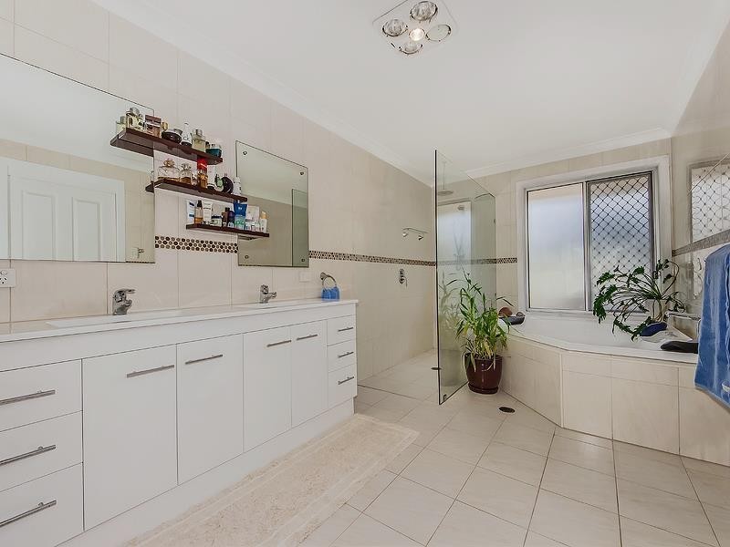 2 Etna Street, Isle Of Capri QLD 4217