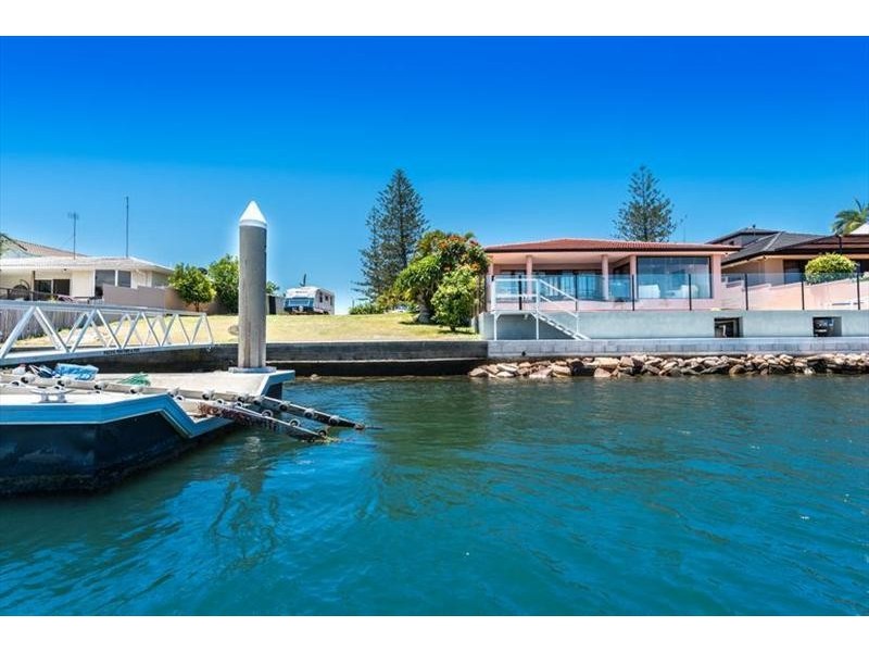 126 Amalfi Drive, Isle Of Capri QLD 4217