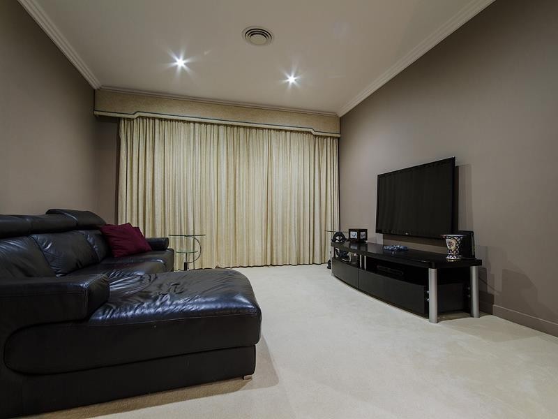 14 Seafarer Court, Paradise Waters QLD 4217