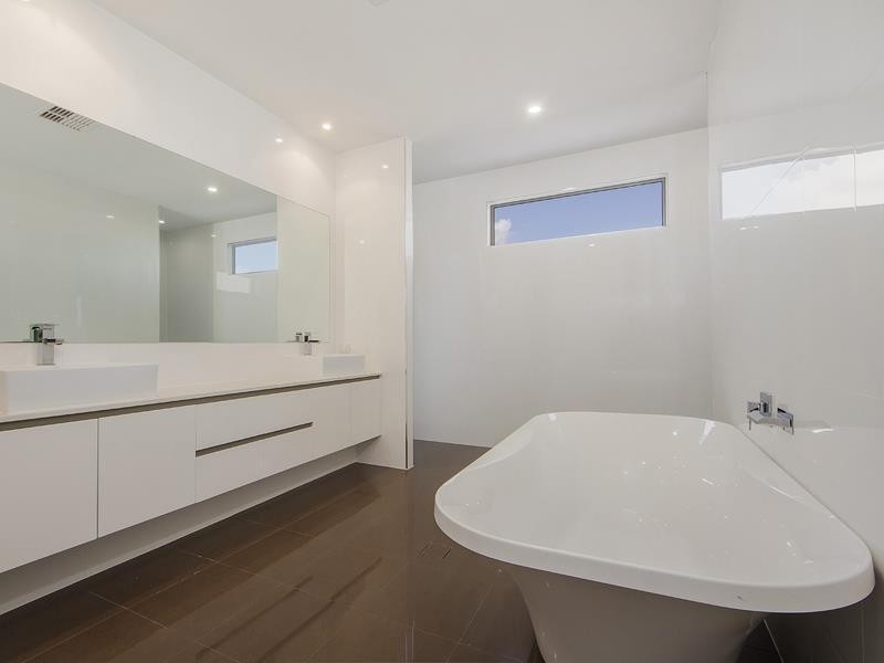 95 Compass Drive, Biggera Waters QLD 4216