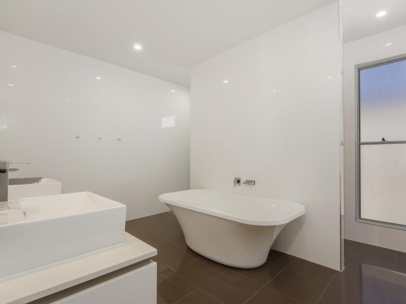 95 Compass Drive, Biggera Waters QLD 4216