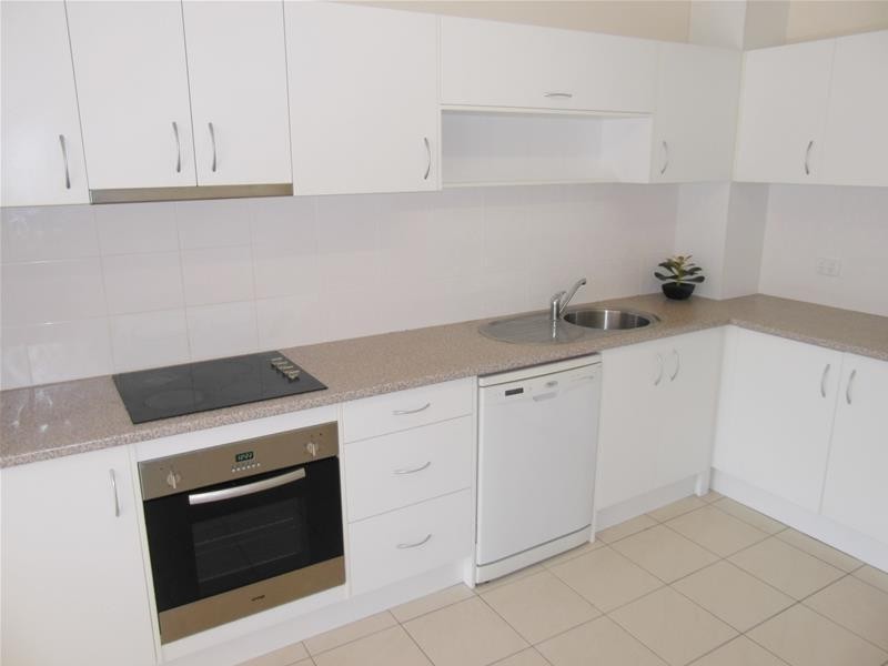 27 Leonard Avenue, Surfers Paradise QLD 4217