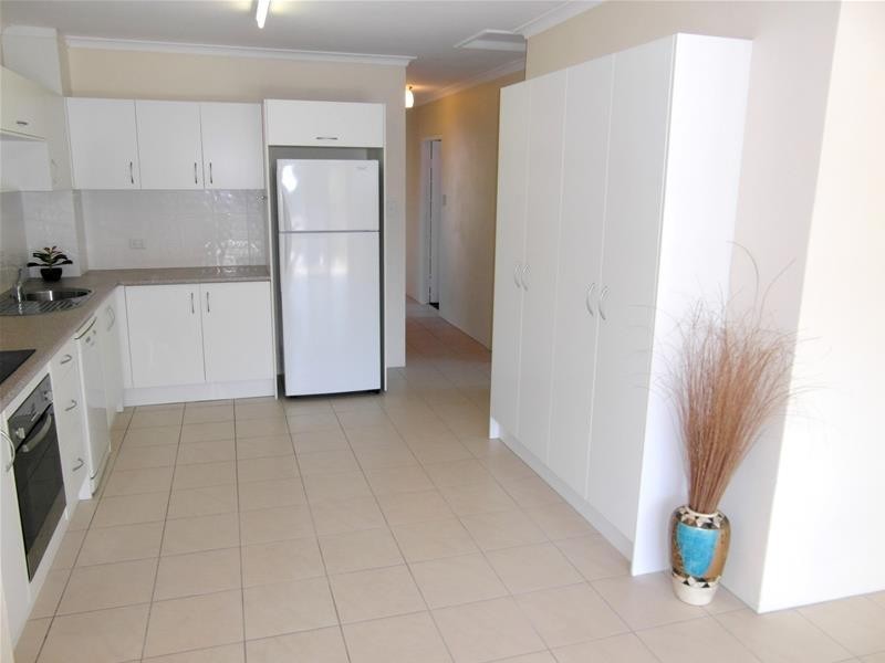 27 Leonard Avenue, Surfers Paradise QLD 4217