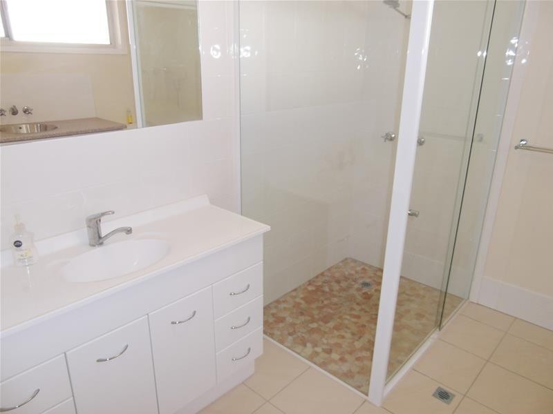 27 Leonard Avenue, Surfers Paradise QLD 4217