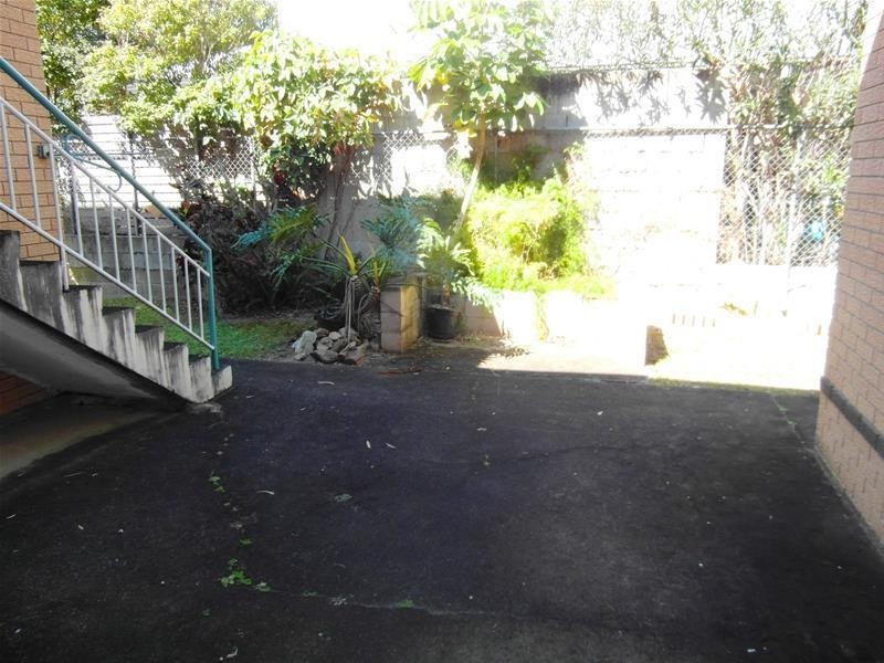 27 Leonard Avenue, Surfers Paradise QLD 4217