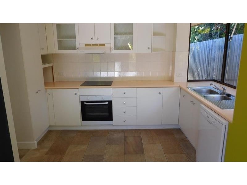 32 Golden Crescent, Southport QLD 4215