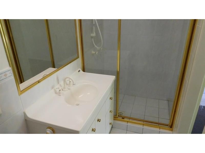 32 Golden Crescent, Southport QLD 4215