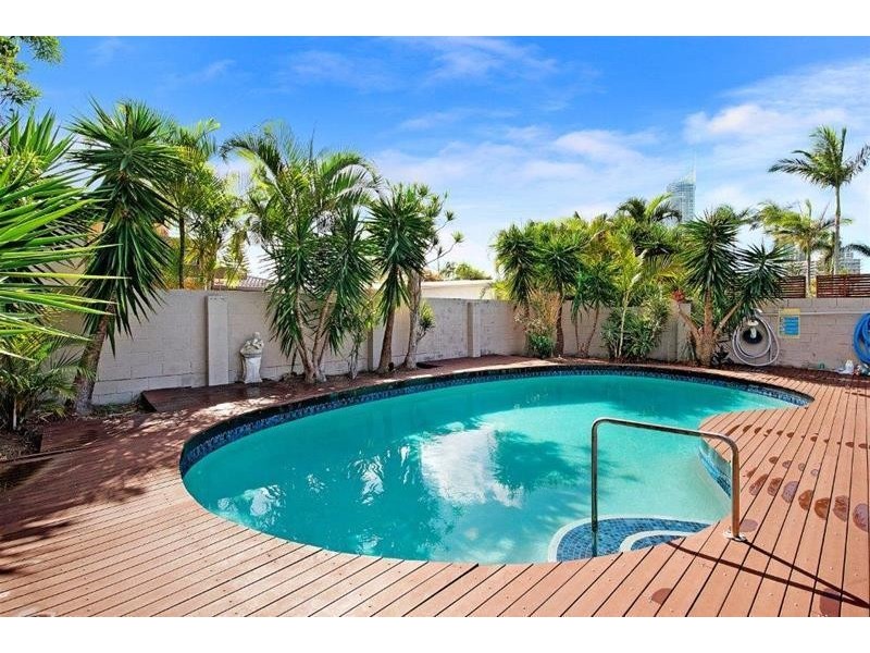49 Amalfi Drive, Isle Of Capri QLD 4217